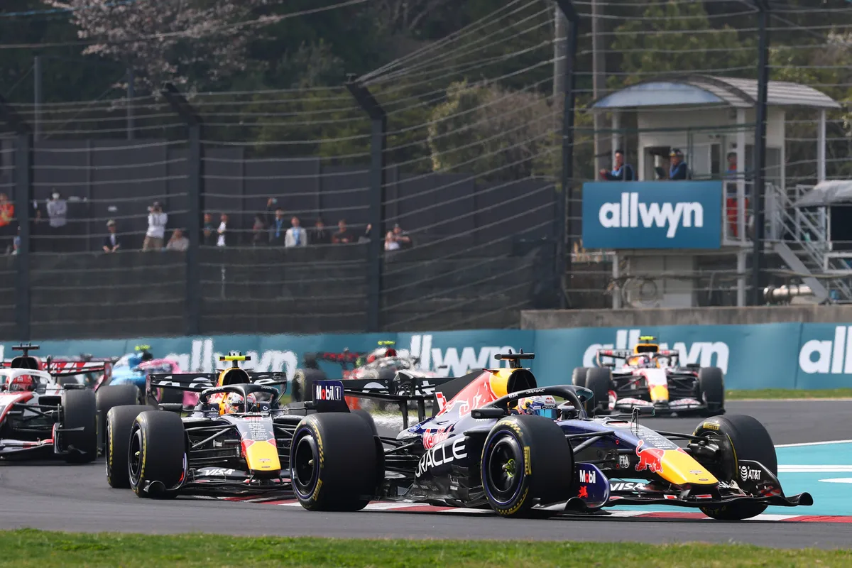 Max Verstappen gaat voorbij aan Isack Hadjar tijdens 2026 F1 GP Japan