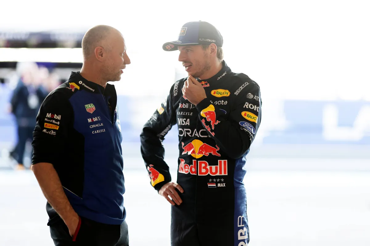 Max Verstappen met Red Bull-engineer in Japan