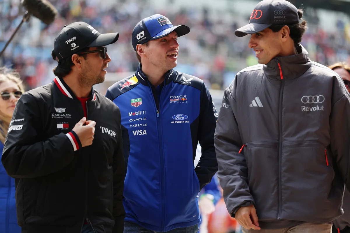 Max Verstappen lacht met Gabriel Bortoleto en Sergio Pérez voor de 2026 F1-race in China