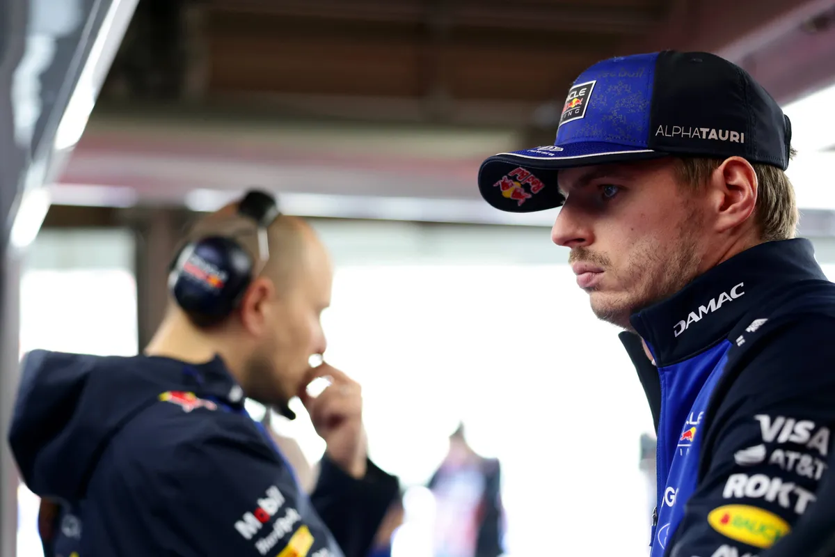 Max Verstappen op de voorgrond met Gianpiero Lambiase op de achtergrond tijdens 2026 F1 GP Japan