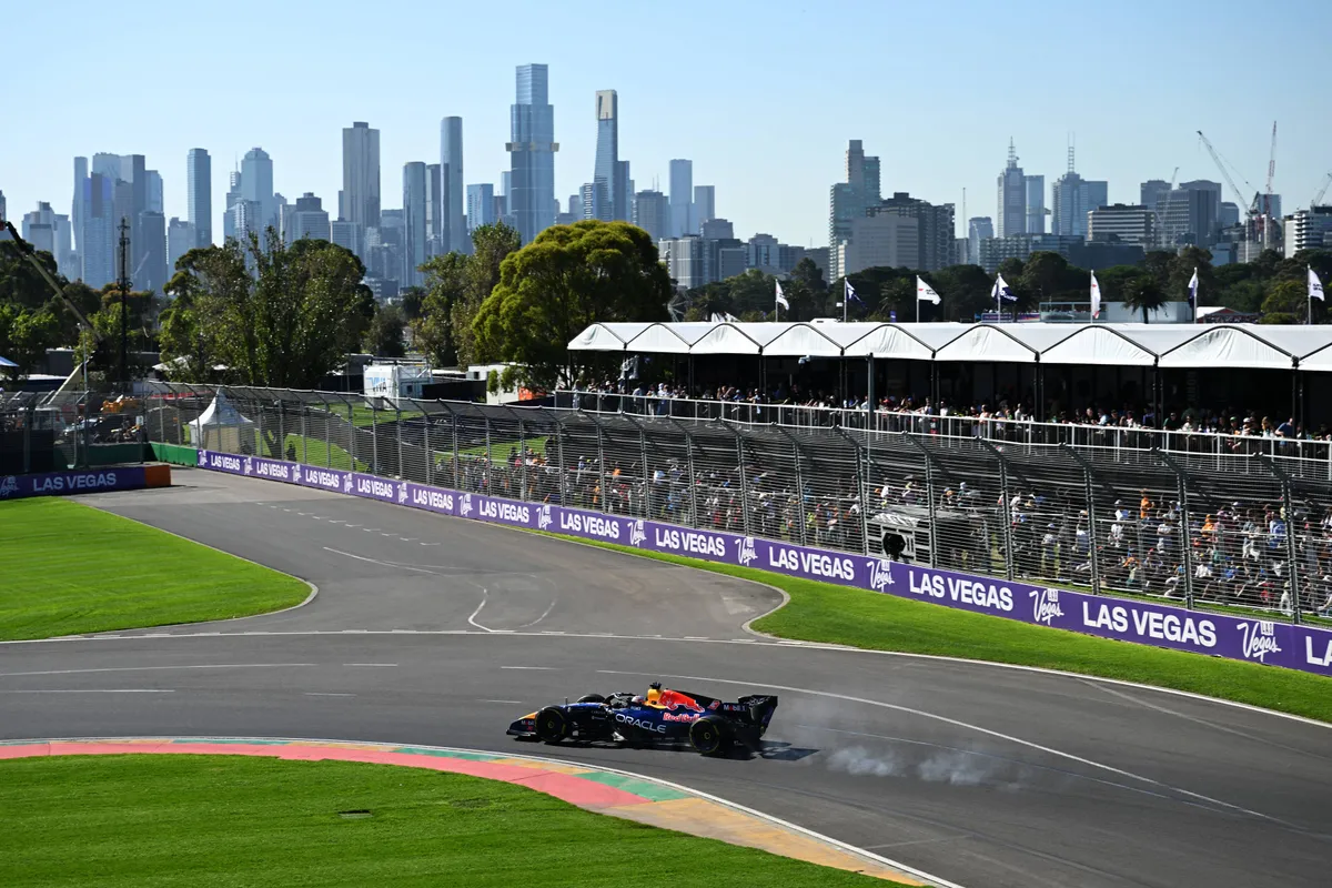 Max Verstappen blokkeert zijn banden in Australië, met de skyline van Melbourne op de achtergrond