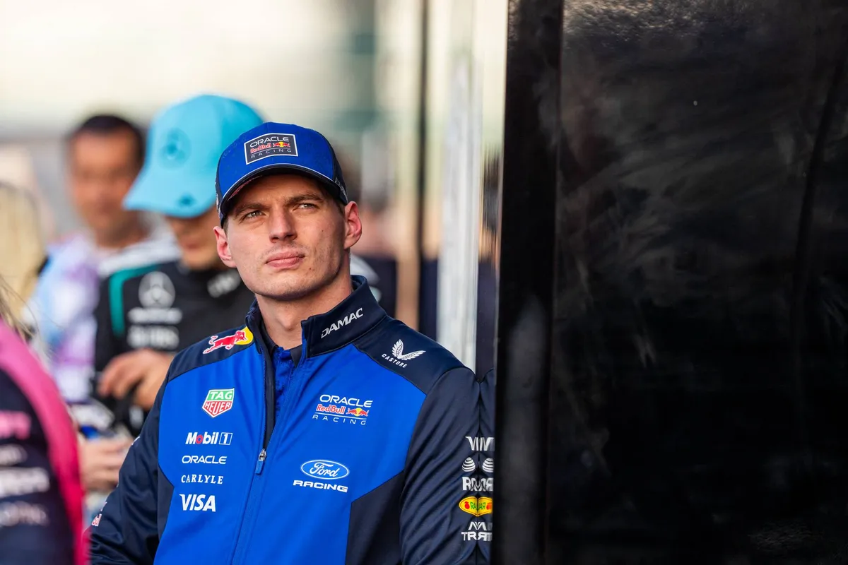 Red Bull-coureur Max Verstappen in de F1-paddock in China met George Russell op de achtergrond