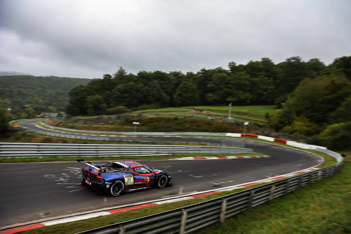 Max Verstappen in actie tijdens zijn eerste race op de Nürburgring Nordschleife in 2025