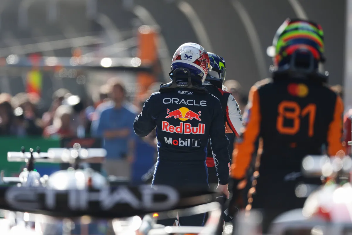 Max Verstappen en Oscar Piastri lopen weg in de F1-pitstraat na de kwalificatie tijdens het 2026 F1-weekend in China