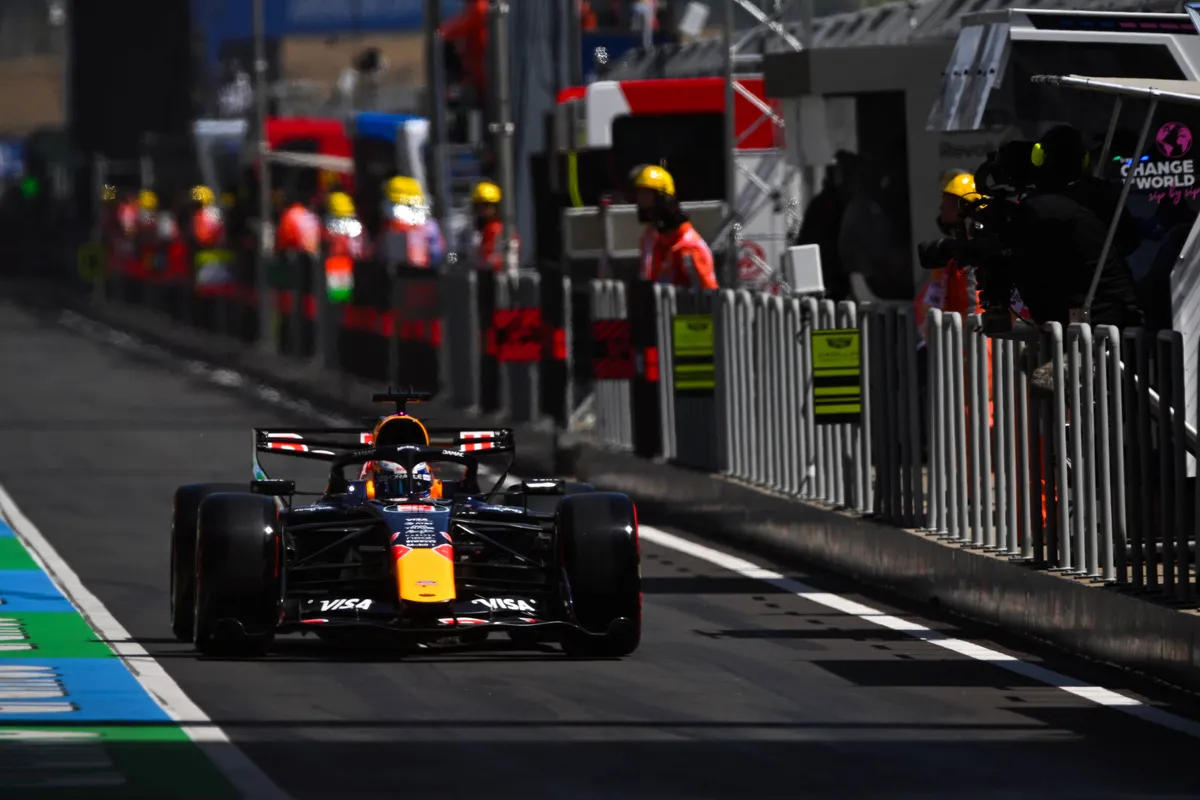 Max Verstappen rijdt door de pitstraat tijdens 2026 VT1 GP China