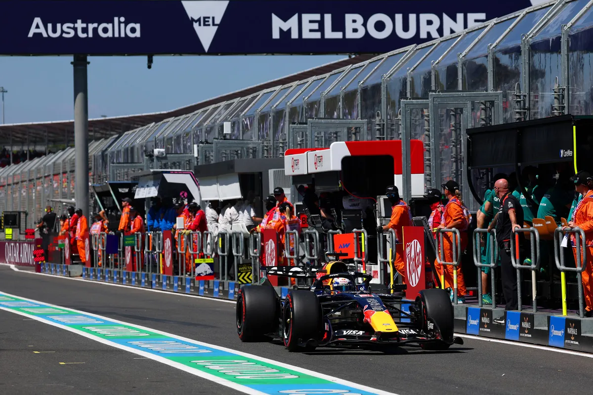 Red Bull-coureur Max Verstappen rijdt met zijn RB22 in de pitstraat in Australië in 2026