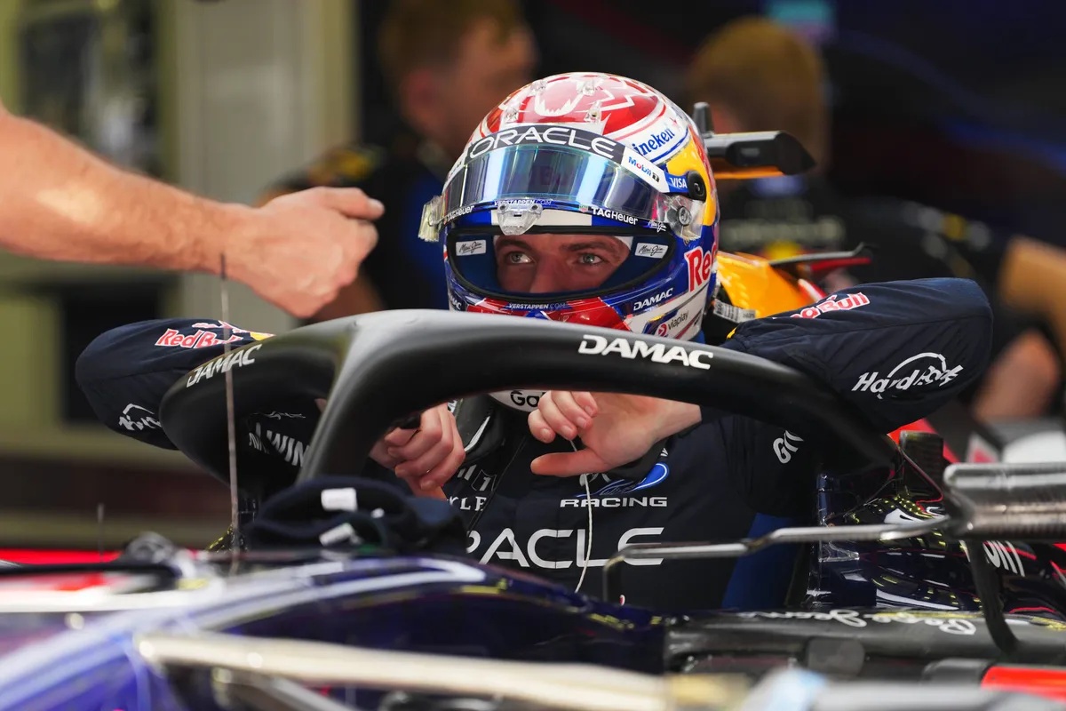 Max Verstappen kruipt uit zijn Red Bull RB22 tijdens de 2026 F1-test in Bahrein
