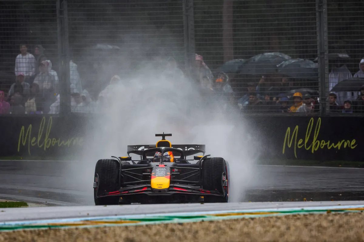 Max Verstappen in de regen tijdens de GP van Australië in Melbourne in 2025