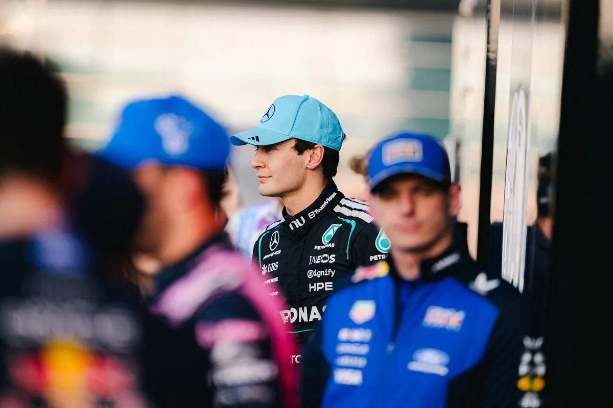 Max Verstappen op de voorgrond, George Russell op de achtergrond