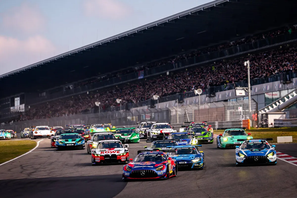 Max Verstappen tijdens de start van NLS2 op de Nürburgring Nordschleife