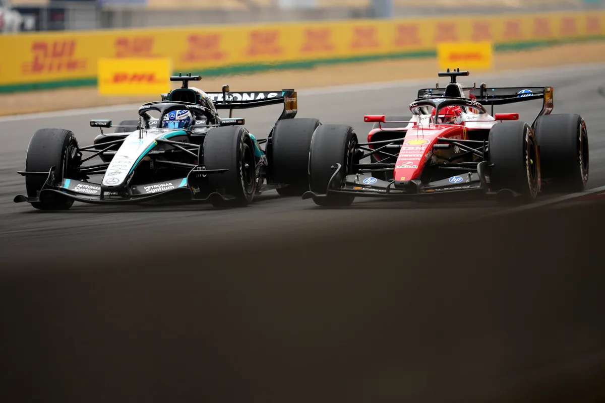 Mercedes-coureur George Russell haalt Charles Leclerc in tijdens de 2026 F1-race in China