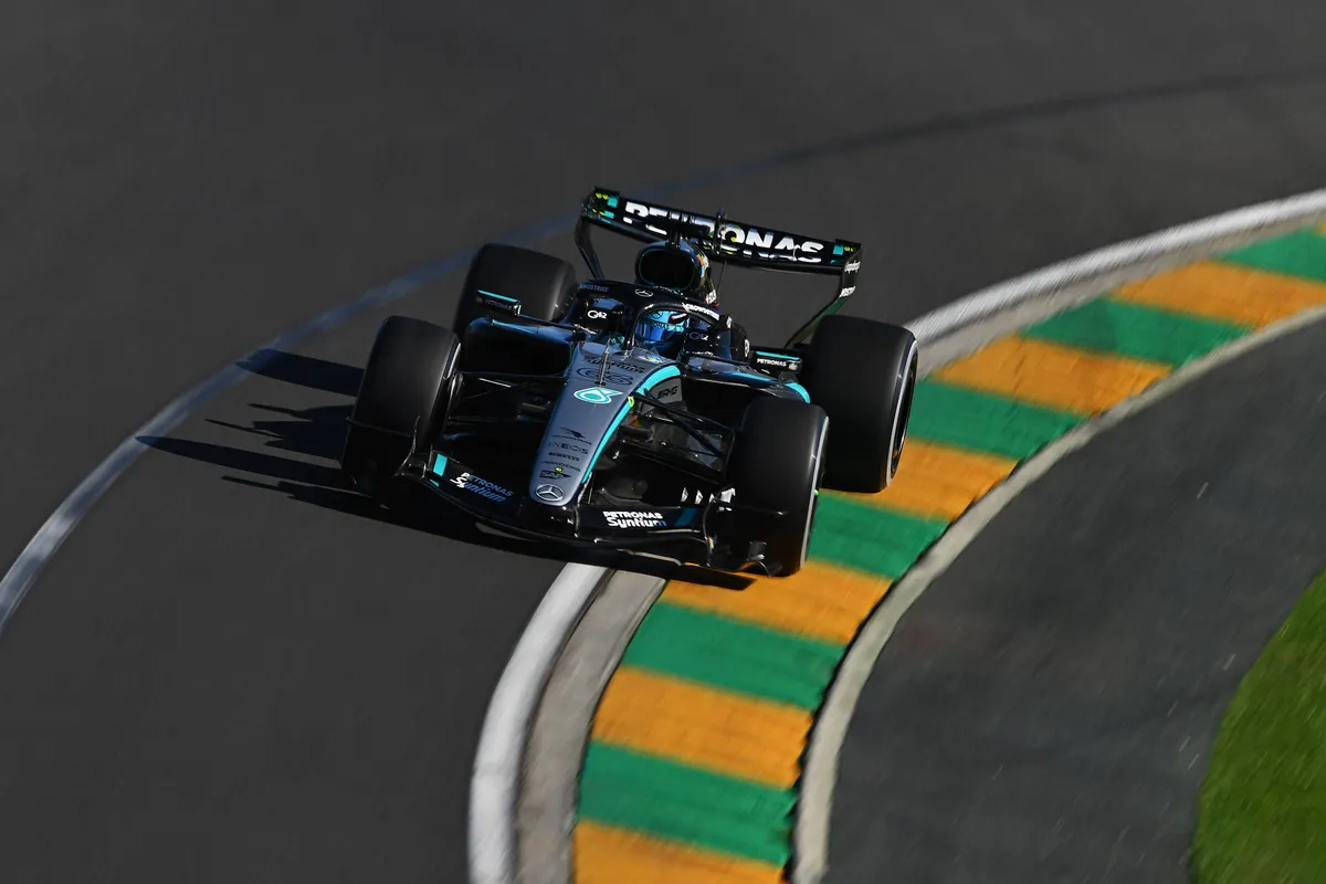 Mercedes-coureur George Russell in zijn W17 tijdens de trainingen in het 2026 F1-weekend in Australië