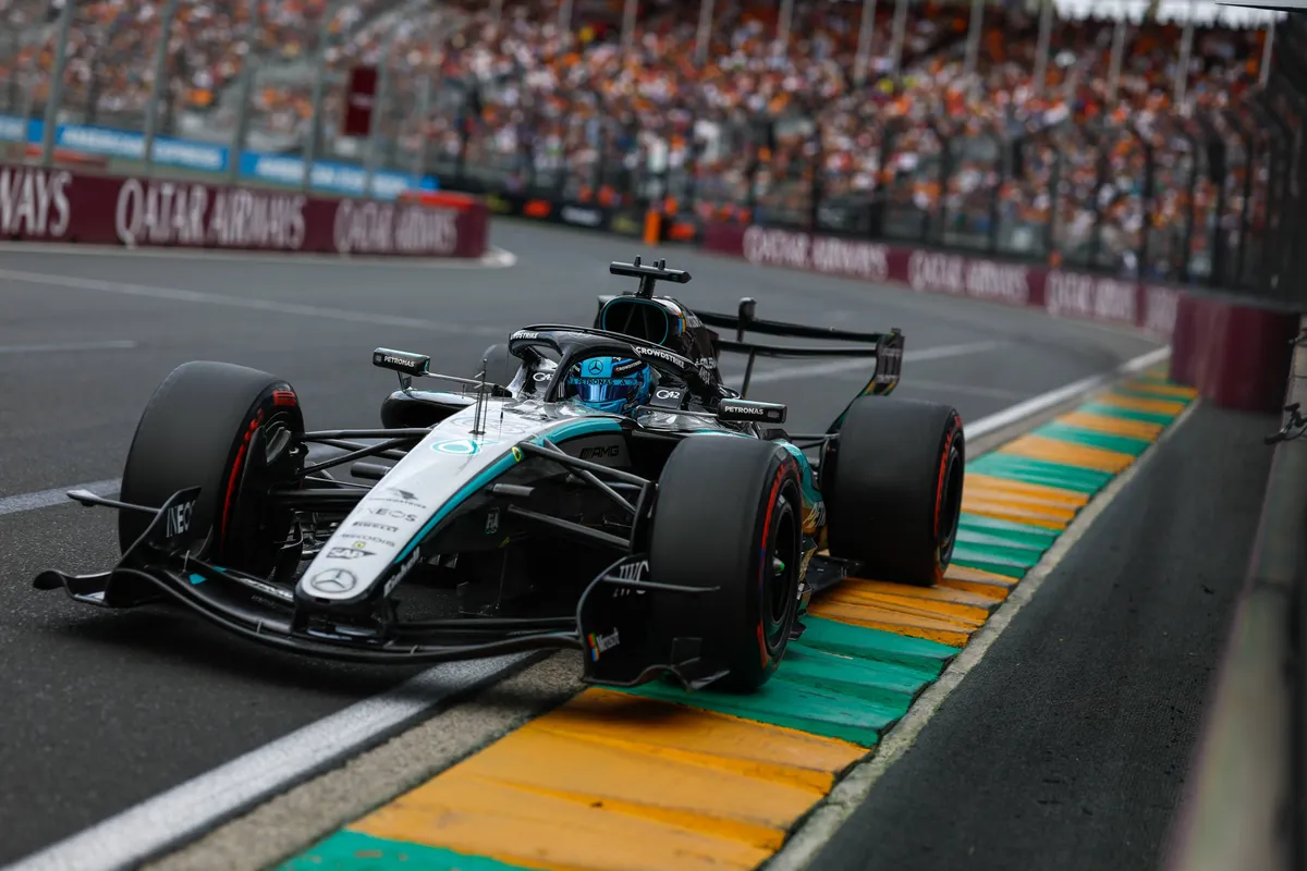 George Russell in de Mercedes W17 tijdens de 2026 F1-race in Australië