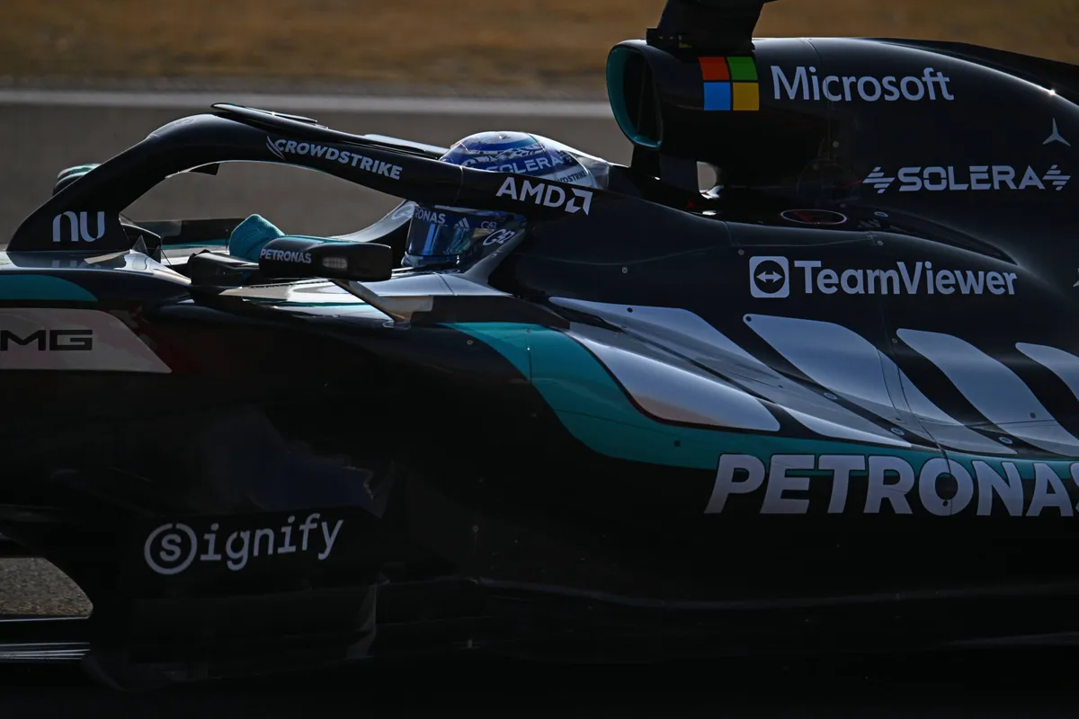 De zijkant van de Mercedes W17 van George Russell tijdens het 2026 F1-weekend in China