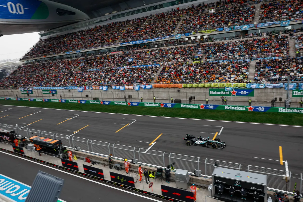 De Mercedes W17 van George Russell op het rechte stuk in China in 2026