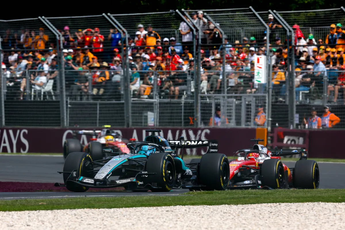 Mercedes-coureur George Russell houdt Charles Leclerc en Lewis Hamilton van Ferrari achter zich tijdens 2026 F1-race in Australië