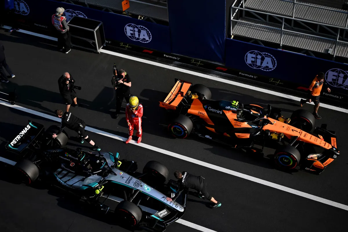 Lewis Hamilton controleert de Mercedes- en McLaren-auto's in de pitstraat in China in 2026