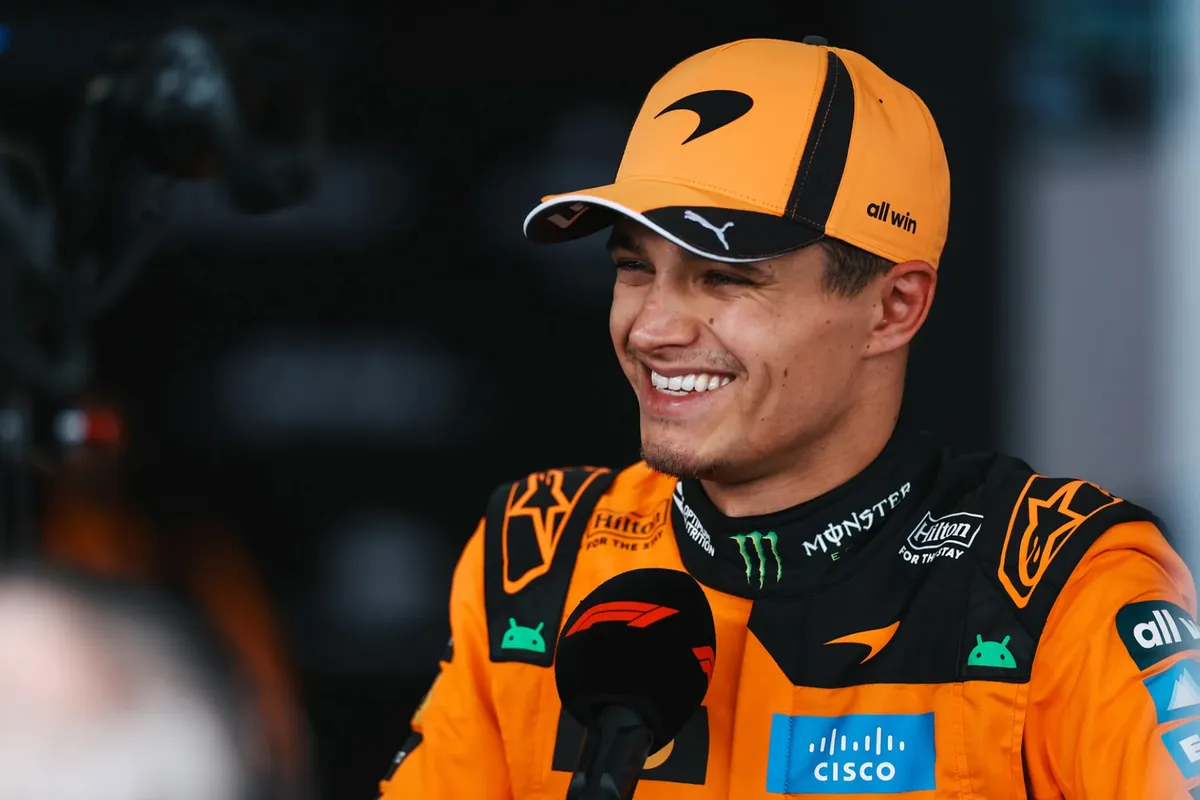 McLaren-coureur Lando Norris met een glimlach op zijn gezicht voor de pers in het 2026 F1-weekend in Australië