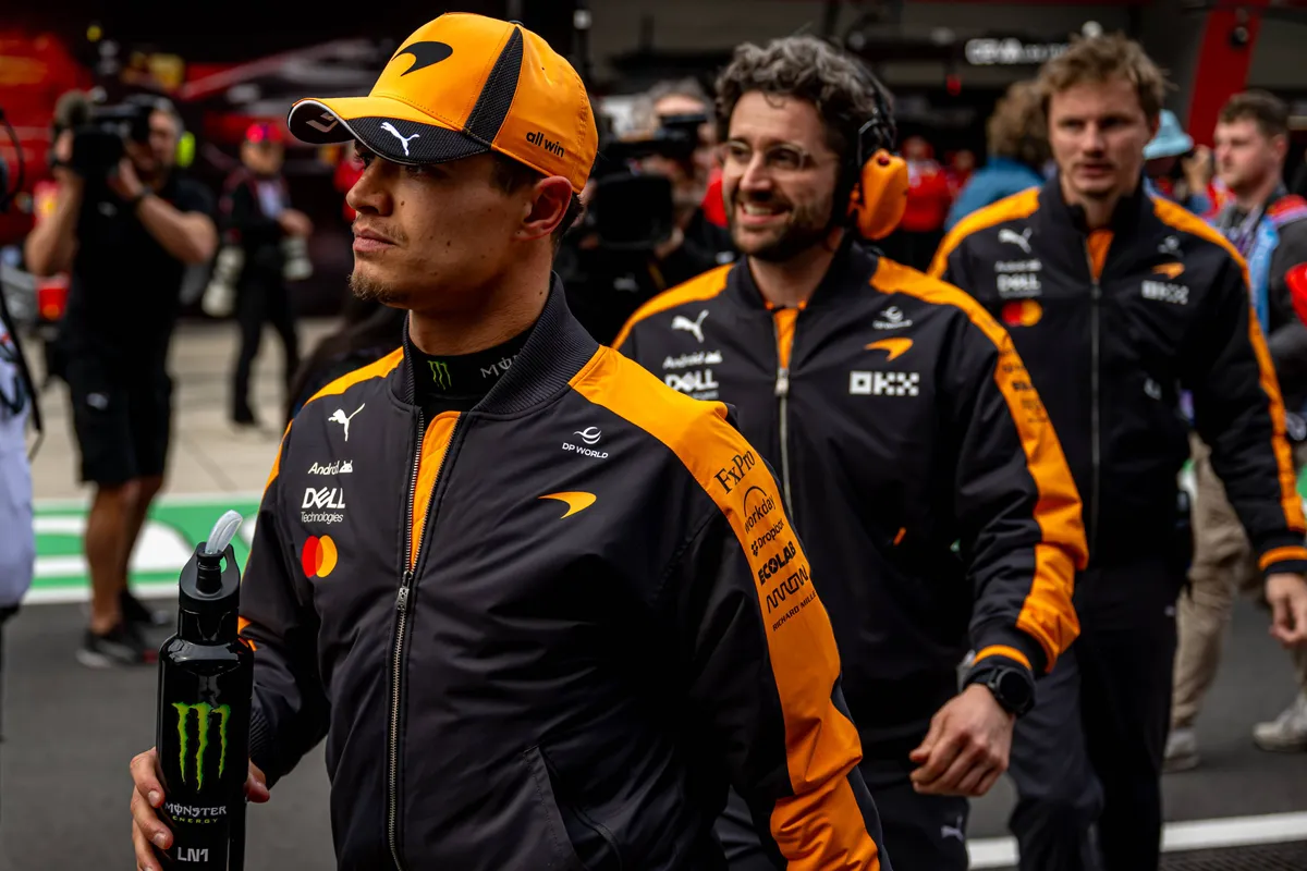Lando Norris voor McLaren in de pitstraat tijdens de 2026 F1-race in China