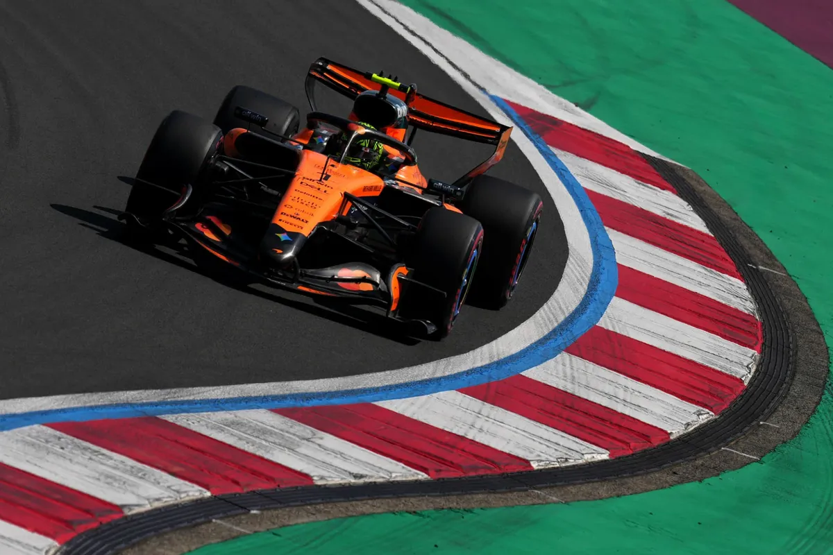 Lando Norris in de McLaren MCL40 in China