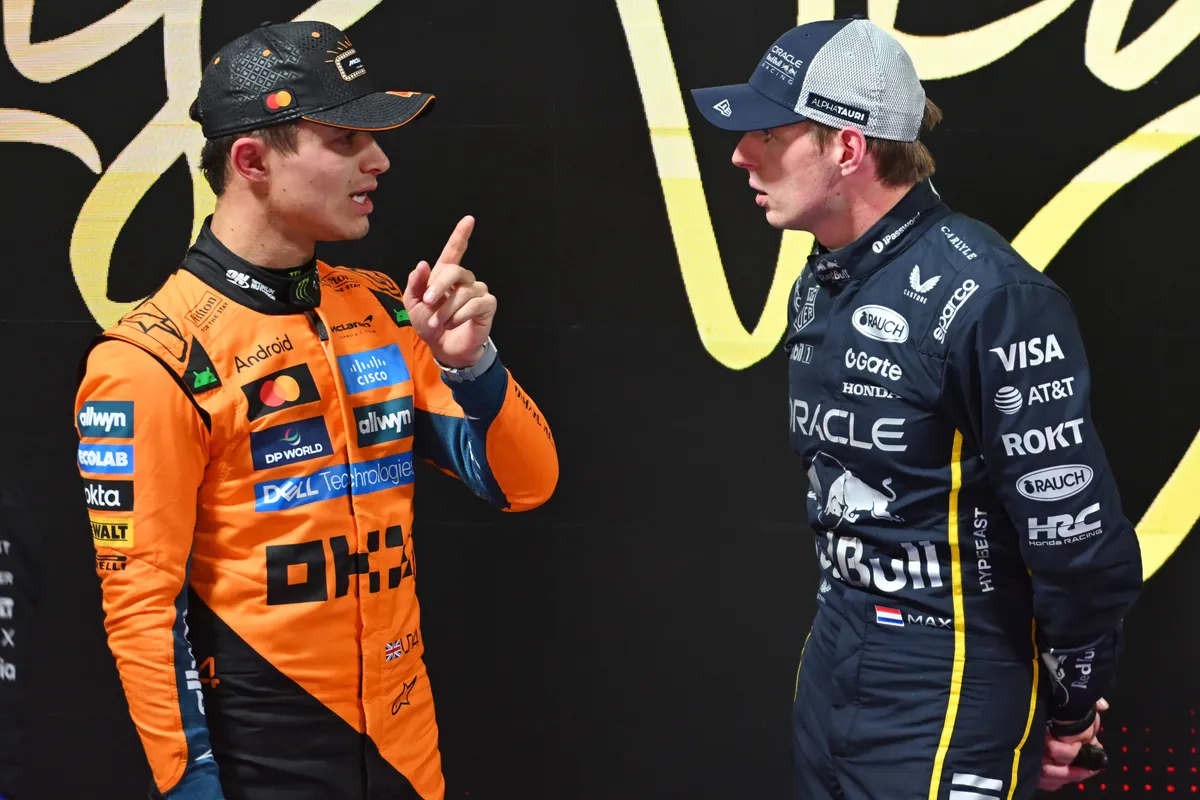 Max Verstappen in gesprek met Lando Norris na de kwalificatie in Las Vegas