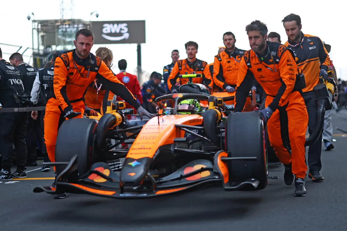 De monteurs van McLaren duwen de auto van Lando Norris de grid op tijdens 2026 F1-weekend in China