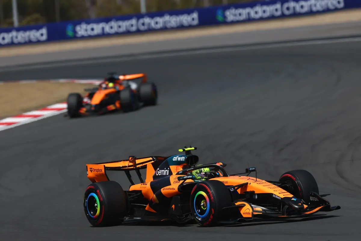 McLaren-coureurs Oscar Piastri en Lando Norris in China in 2026