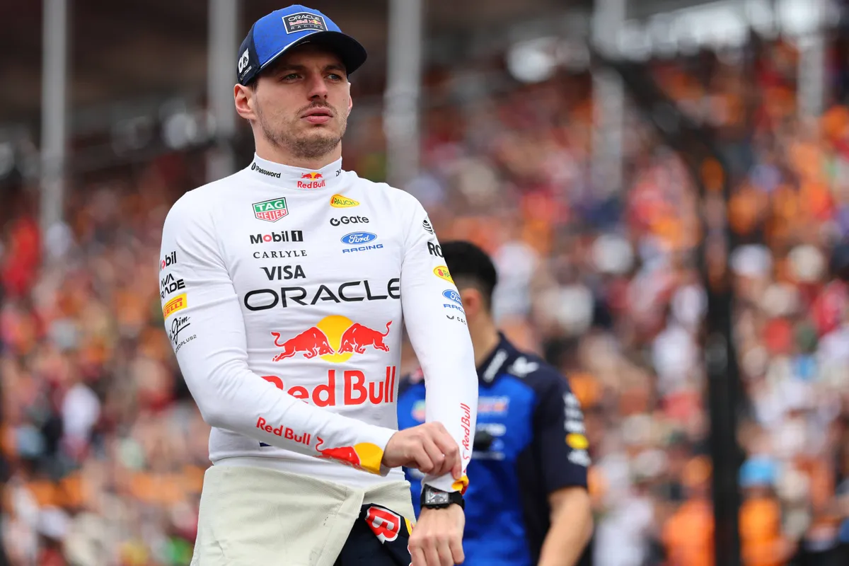 Red Bull-coureur Max Verstappen op de grid voor de 2026 F1-race in Melbourne