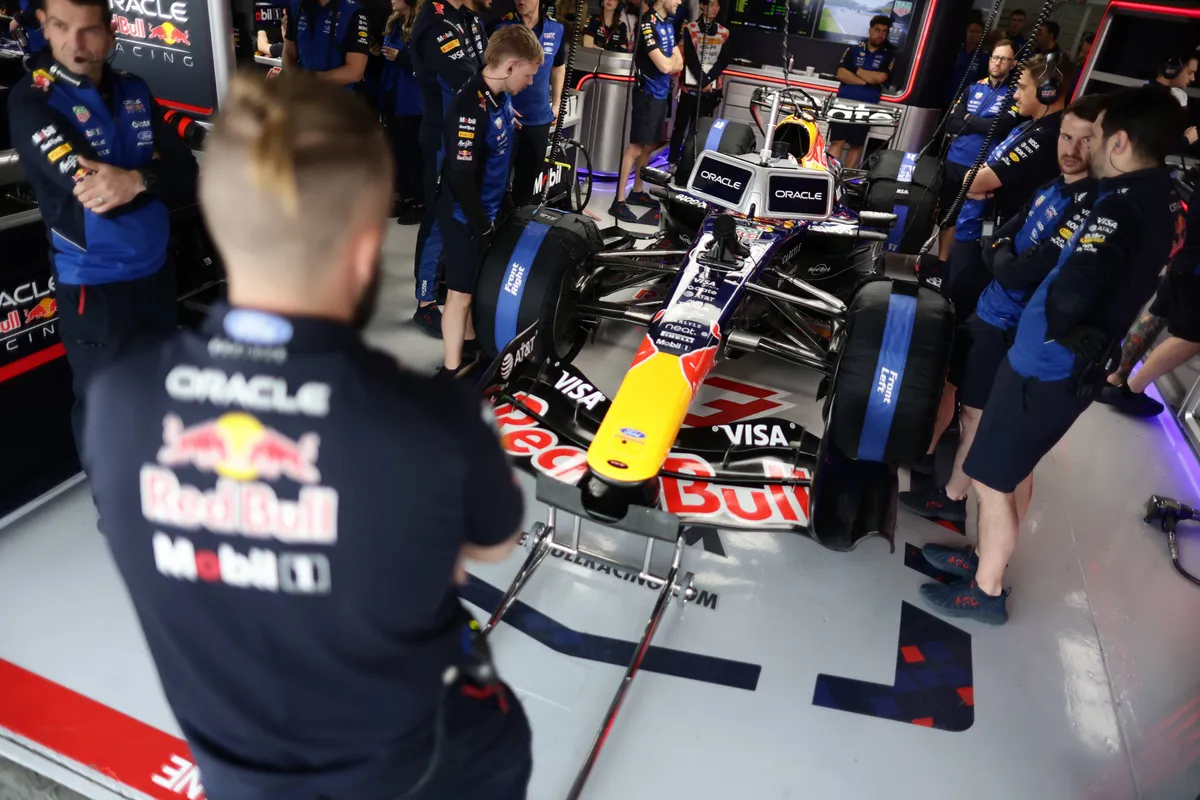 De monteurs van Max Verstappen rondom zijn auto tijdens GP Japan 2026