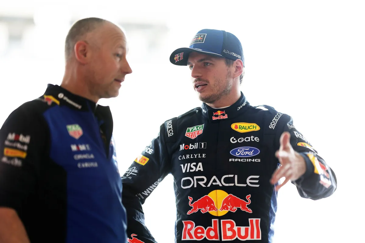 Max Verstappen in gesprek met Ole Schack bij Red Bull in Japan 2026