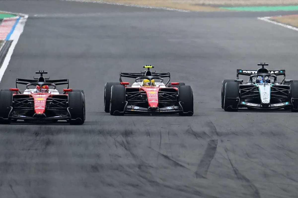 Mercedes-coureur George Russell vecht om de tweede plaats in de 2026 F1-race in China met Leclerc en Hamilton van Ferrari