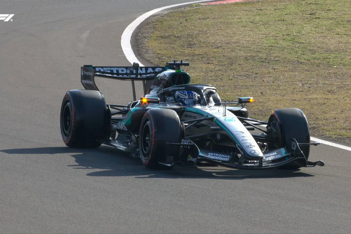 De stilgevallen Mercedes W17 van George Russell in Q3 in China