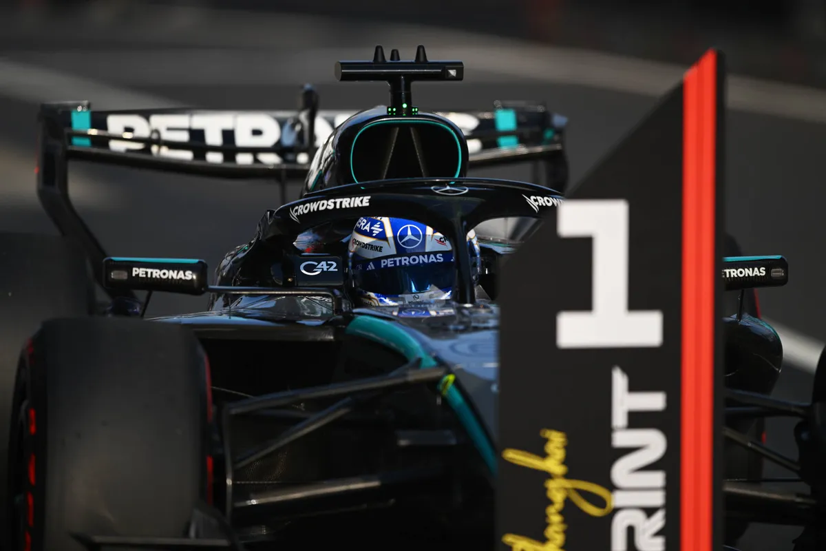 Mercedes-coureur George Russell parkeert zijn auto bij P1 na de sprintkwalificatie in China in 2026