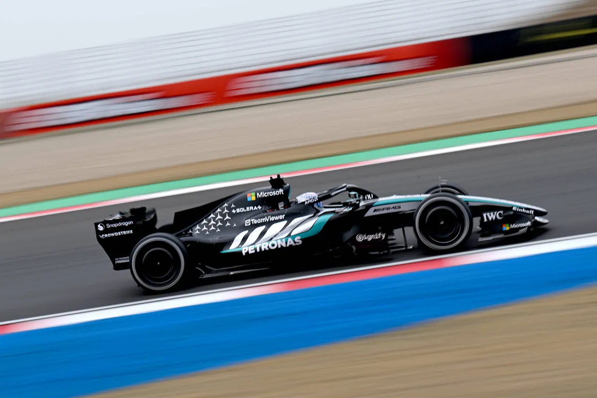 George Russell in zijn Mercedes W17 tijdens de 2026 F1-race in China