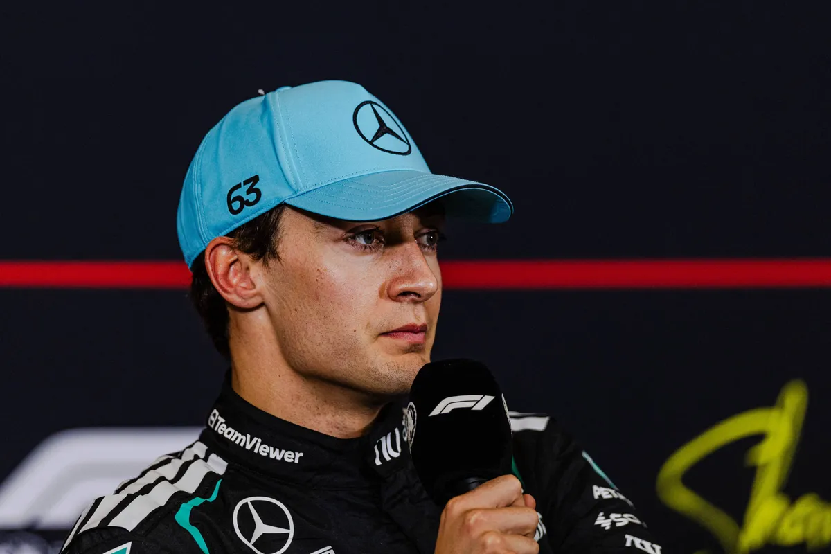 Mercedes-coureur George Russell in de persconferentie in 2026