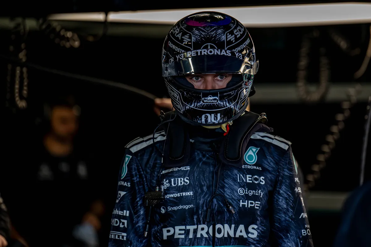 Mercedes-coureur George Russell in Japan