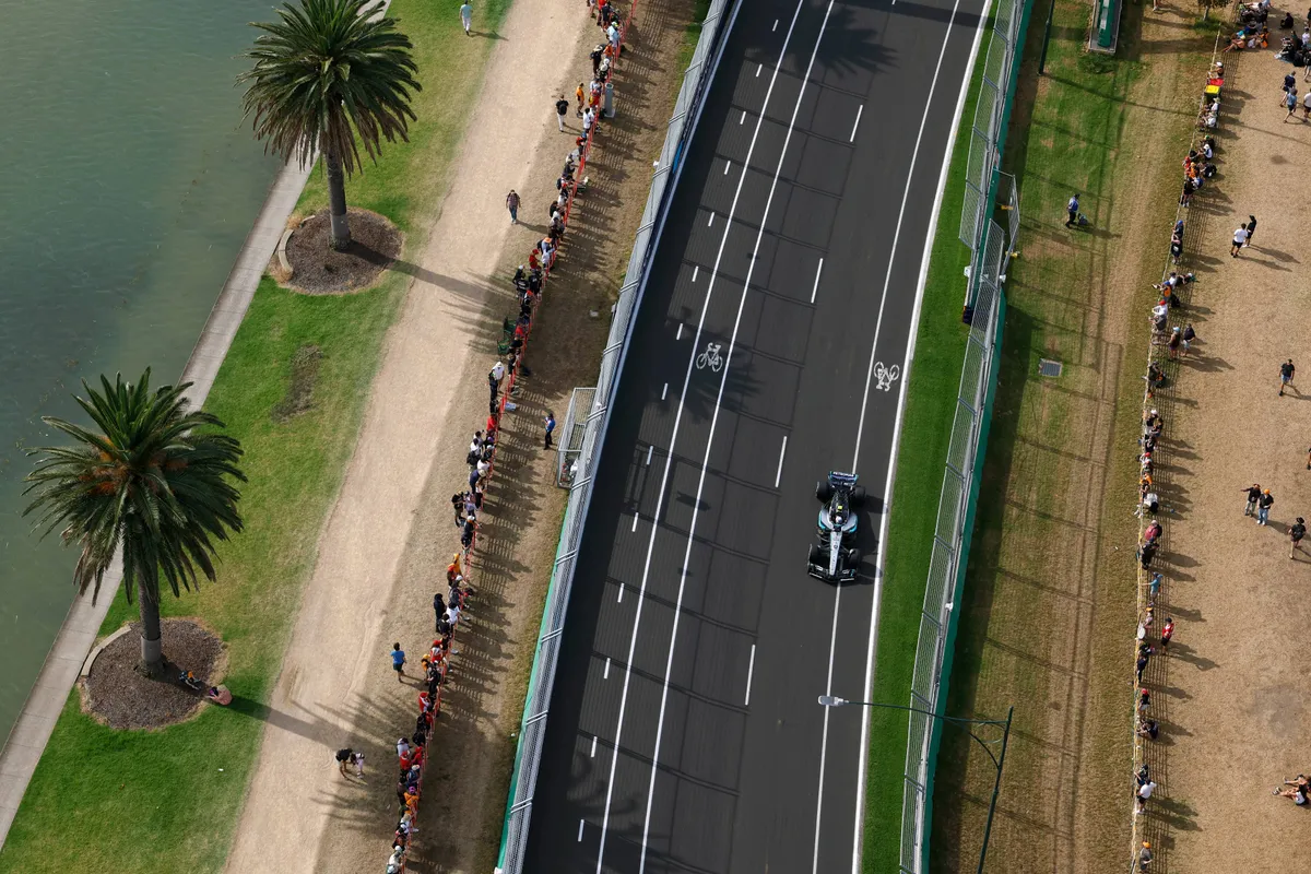 George Russell in de Mercedes W17 tijdens VT1 in Australië 2026