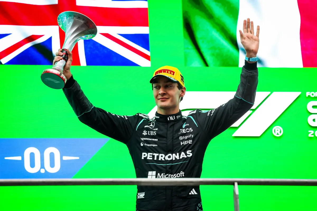 George Russell juicht op het podium na het behalen van P2 tijdens de 2026 F1-race in China