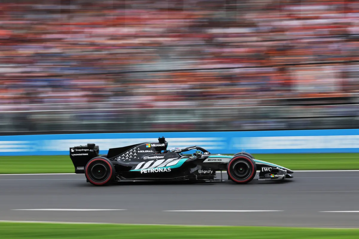 Mercedes-coureur George Russell in zijn W17 tijdens de 2026 F1-kwalificatie in Australië