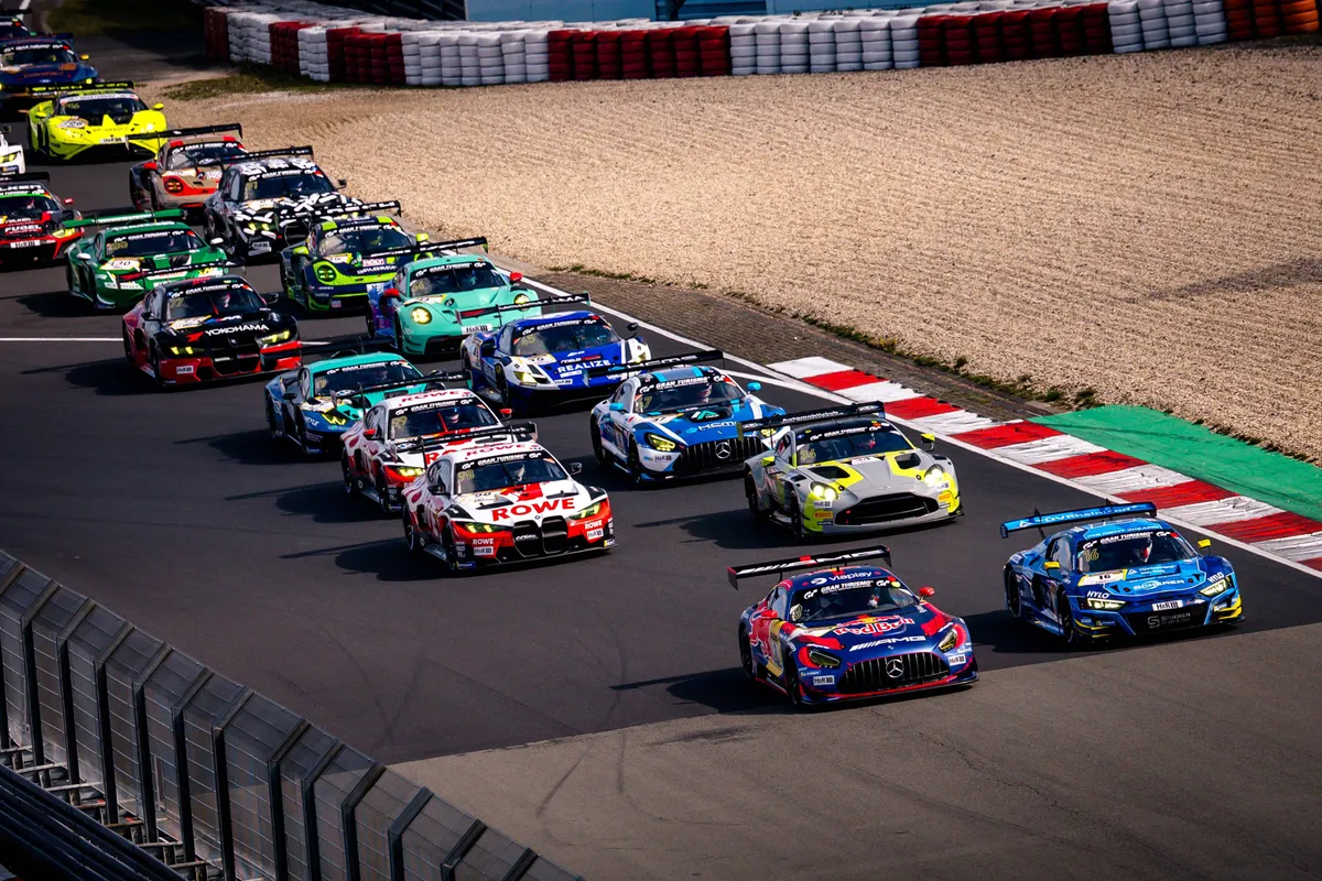 Max Verstappen tijdens de start van NLS2 in zijn Mercedes-AMG GT3-auto