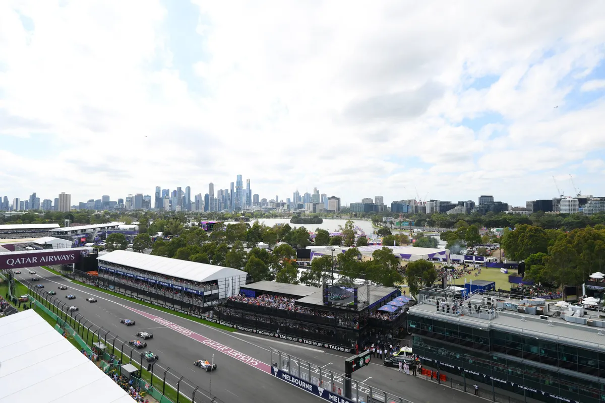 De start van de 2026 F1-race in Australië van bovenaf