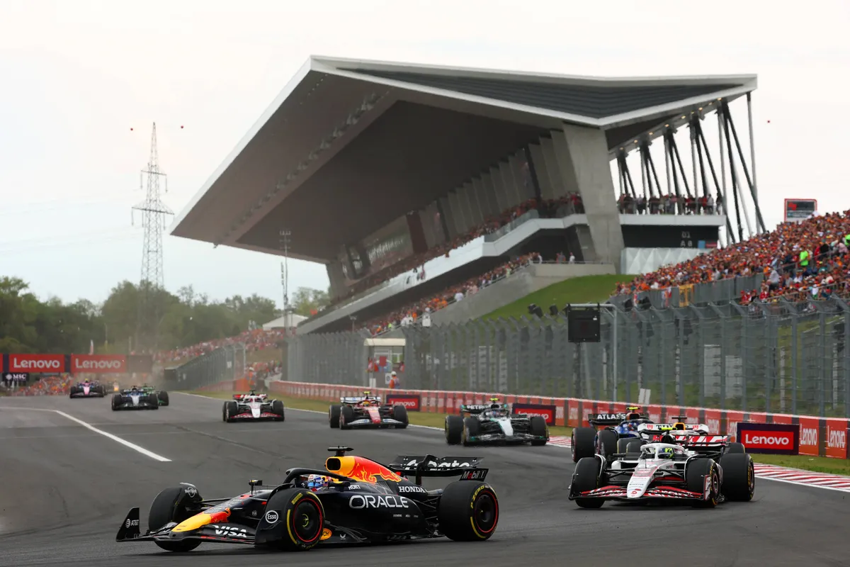 De start van de 2025 F1-race in Hongarije met Max Verstappen en Oliver Bearman op de voorgrond