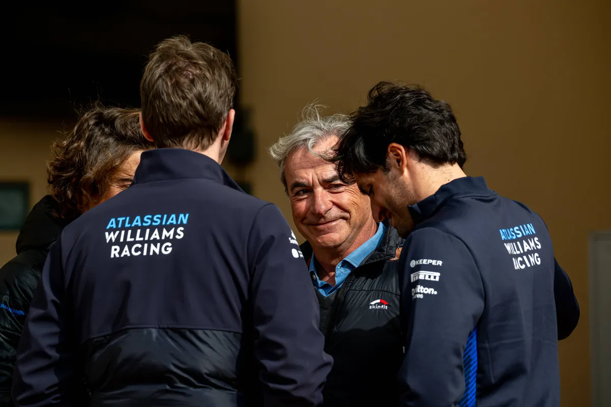 Williams-teambaas James Vowles met Carlos Sainz Sr. en Carlos Sainz Jr. in Bahrein 2026