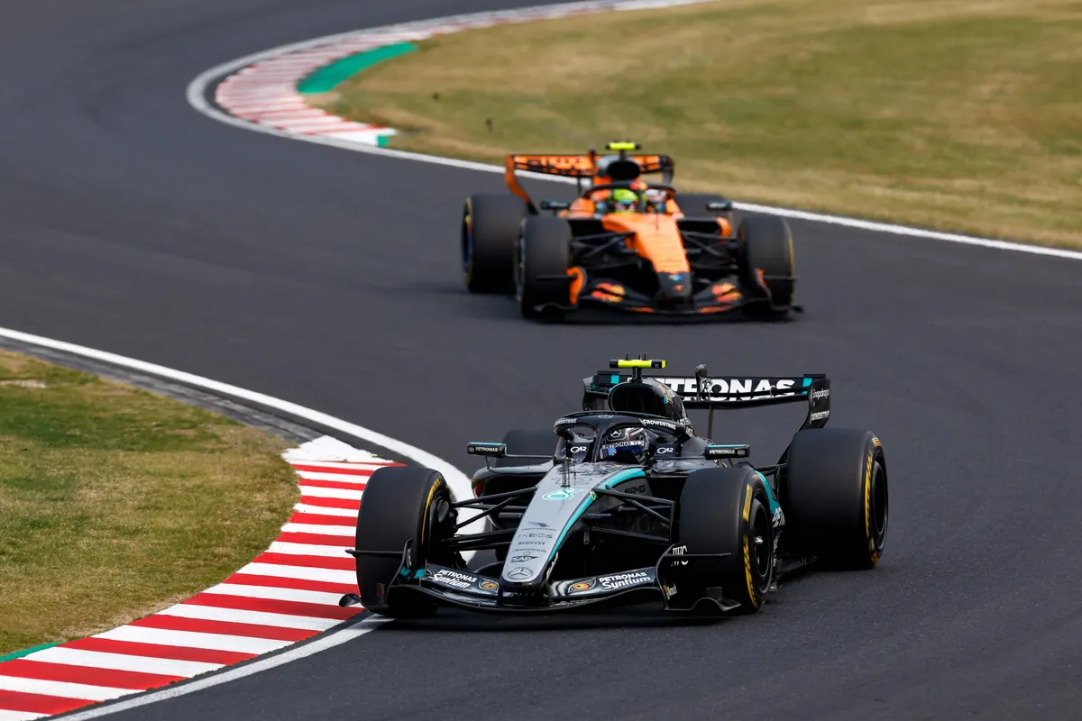 McLaren-coureur Lando Norris achtervolgt Kimi Antonelli in Japan