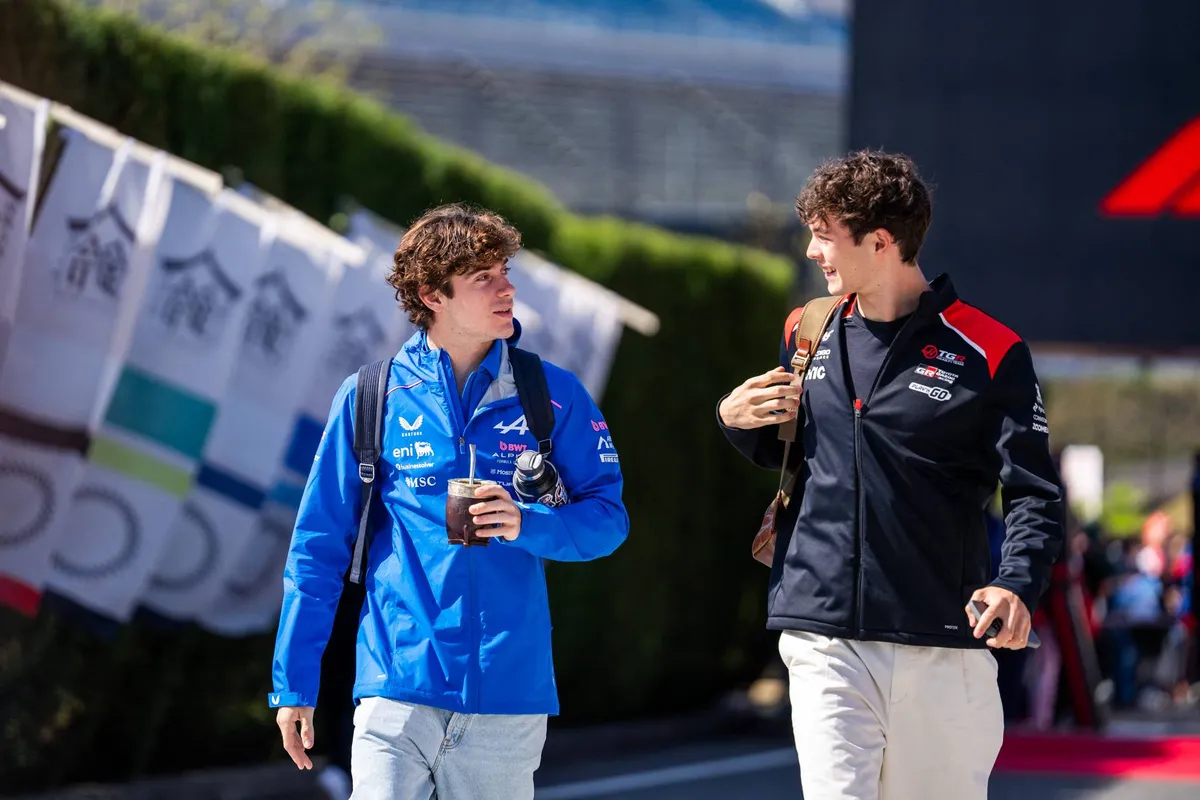 Oliver Bearman en Franco Colapinto arriveren in F1-paddock in Japan in 2026