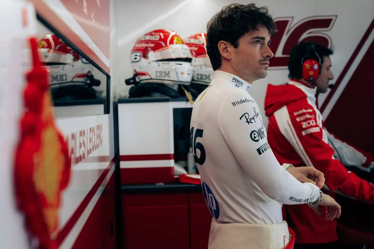Charles Leclerc in de garage tijdens de F1 Grand Prix van China in 2026