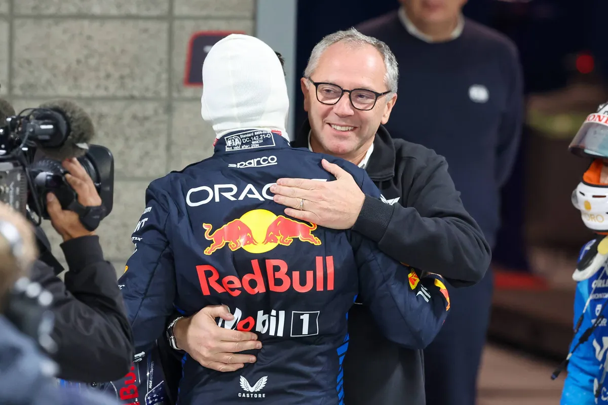 Max Verstappen en Stefano Domenicali tijdens GP Las Vegas in 2024