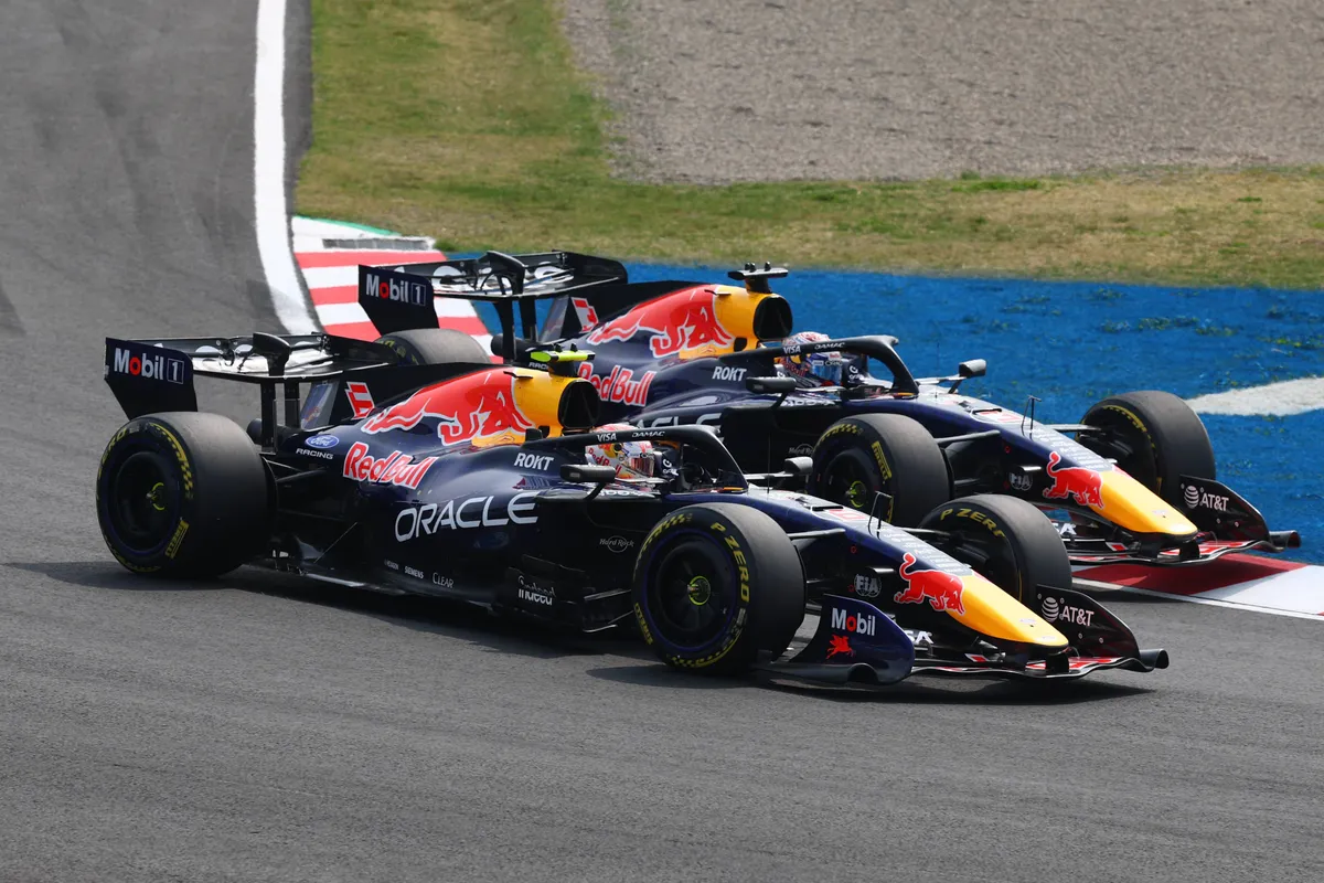 Max Verstappen met teamgenoot Isack Hadjar tijdens 2026 GP Japan F1