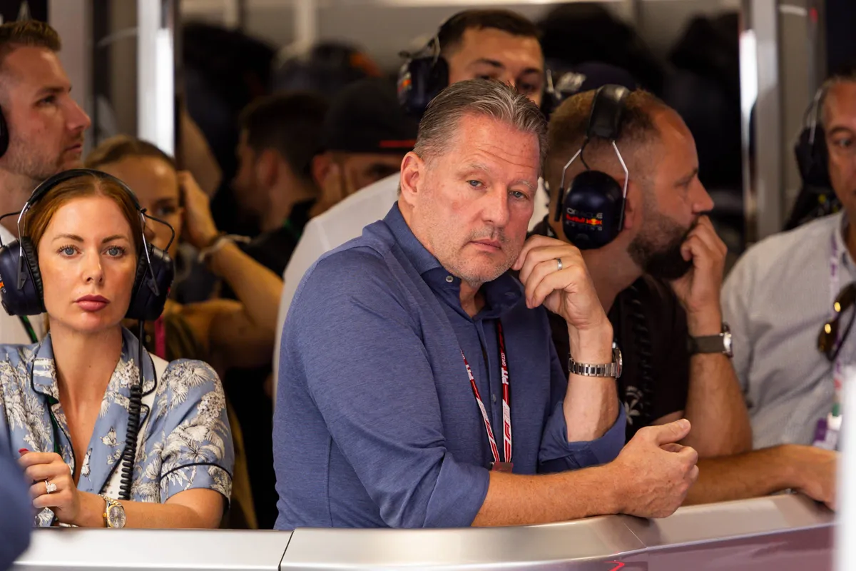 Voormalig F1-coureur Jos Verstappen in de Red Bull-garage in Hongarije in 2025