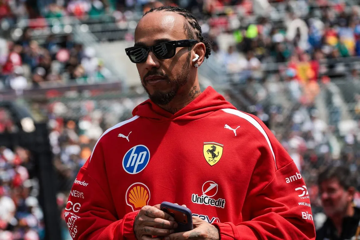 Lewis Hamilton voorafgaand aan de F1 Grand Prix van Japan 2026